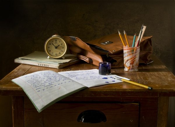 pisanie dziennika piórem przy biurku